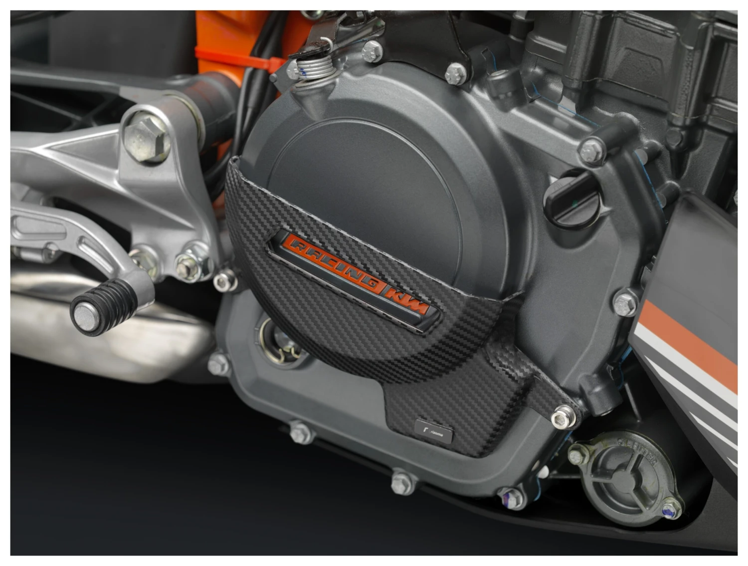 Rizoma Carbon Fiber Clutch Cover KTM 390 Duke 2015-2016 4 Rizoma Carbon Fiber Clutch Cover KTM 390 Duke 2015-2016 - Image 2